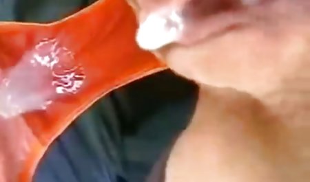 Selena Cruz büyük bir oyuncak alır ve onu kapmak onu aşağı itip olgun türk pornu kakmaya